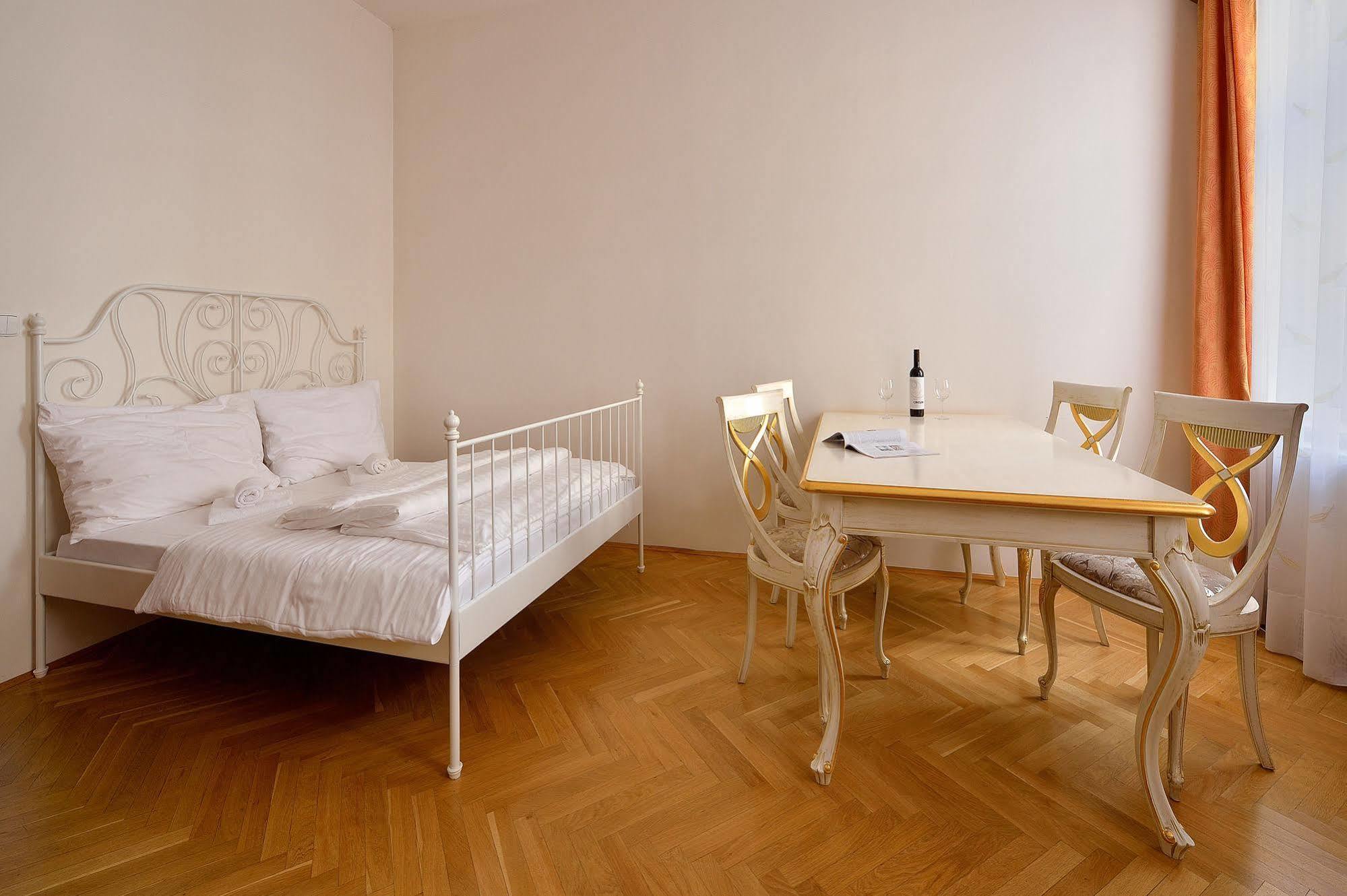 Ambiente Serviced Apartments - Tallerova บราติสลาวา ภายนอก รูปภาพ