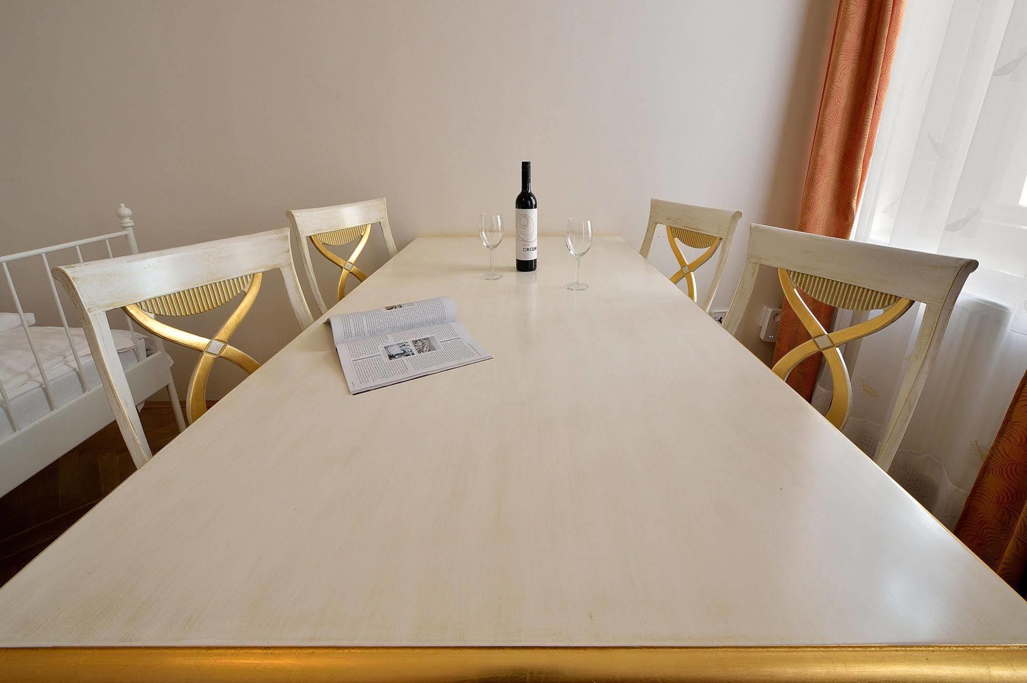 Ambiente Serviced Apartments - Tallerova บราติสลาวา ภายนอก รูปภาพ